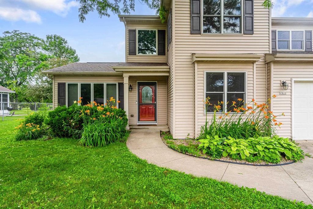 Photo of 1325 S Westhaven DRIVE, Oshkosh, WI 54904 (MLS # 50319713)