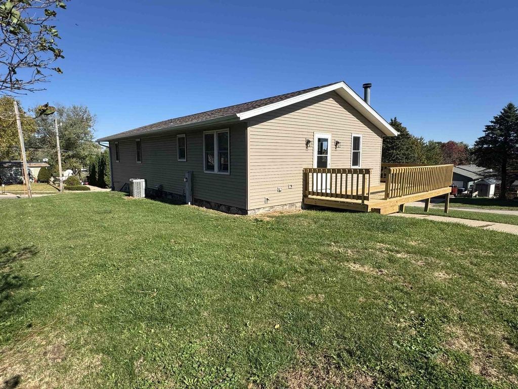 Photo of 702 S Willard AVENUE, Janesville, WI 53548 (MLS # 2011065)