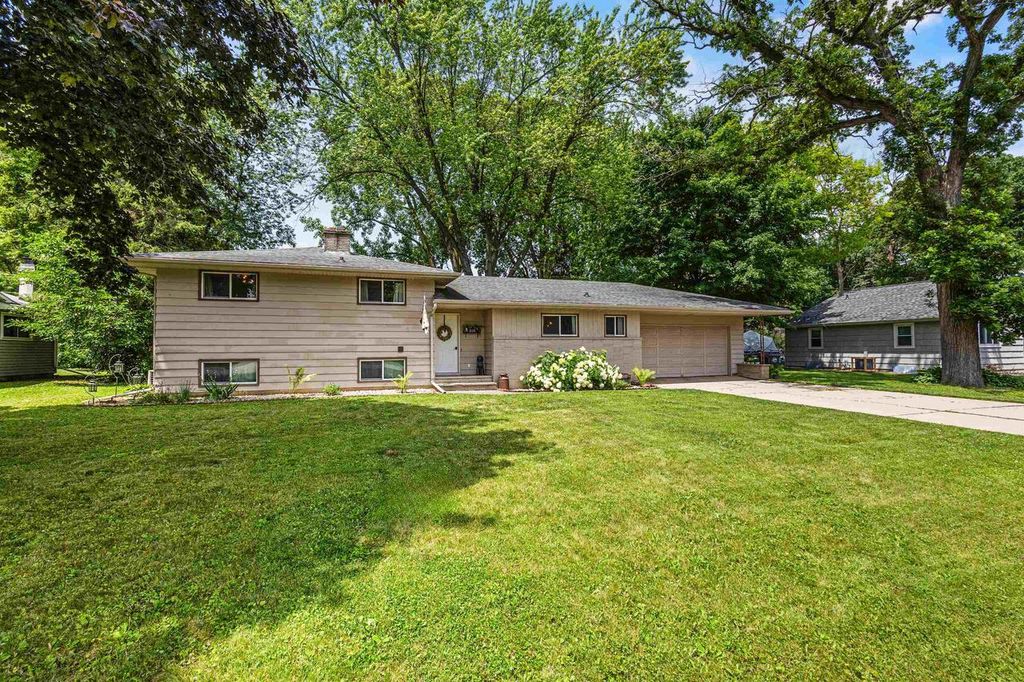 Photo of 826 Fieldcrest DRIVE, Neenah, WI 54956 (MLS # 50329054)