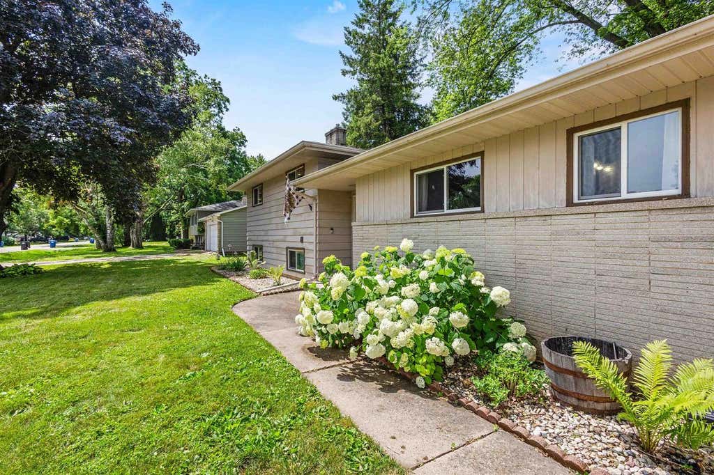 Photo of 826 Fieldcrest DRIVE, Neenah, WI 54956 (MLS # 50329054)