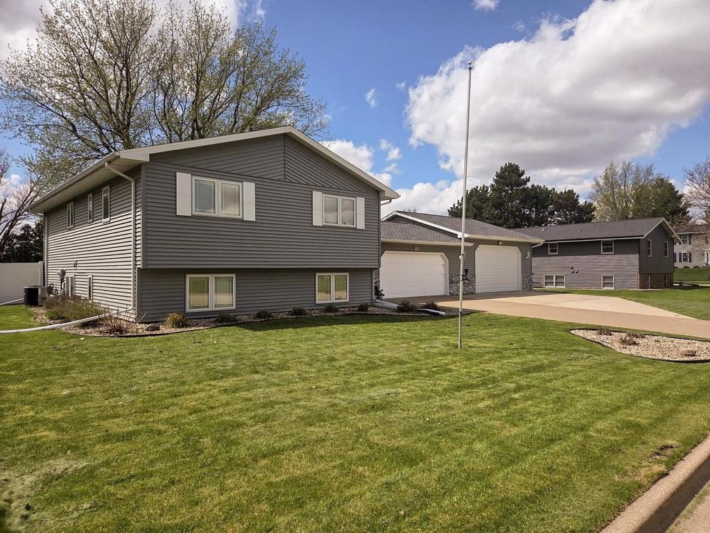 Photo of 1470 Country Club COURT, Platteville, WI 53818 (MLS # 2021190)
