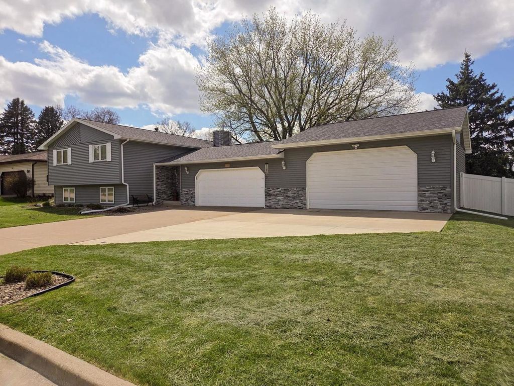 Photo of 1470 Country Club COURT, Platteville, WI 53818 (MLS # 2021190)