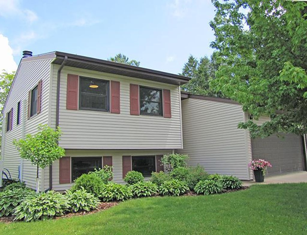 Photo of 1465 Country Club COURT, Platteville, WI 53818 (MLS # 2025512)