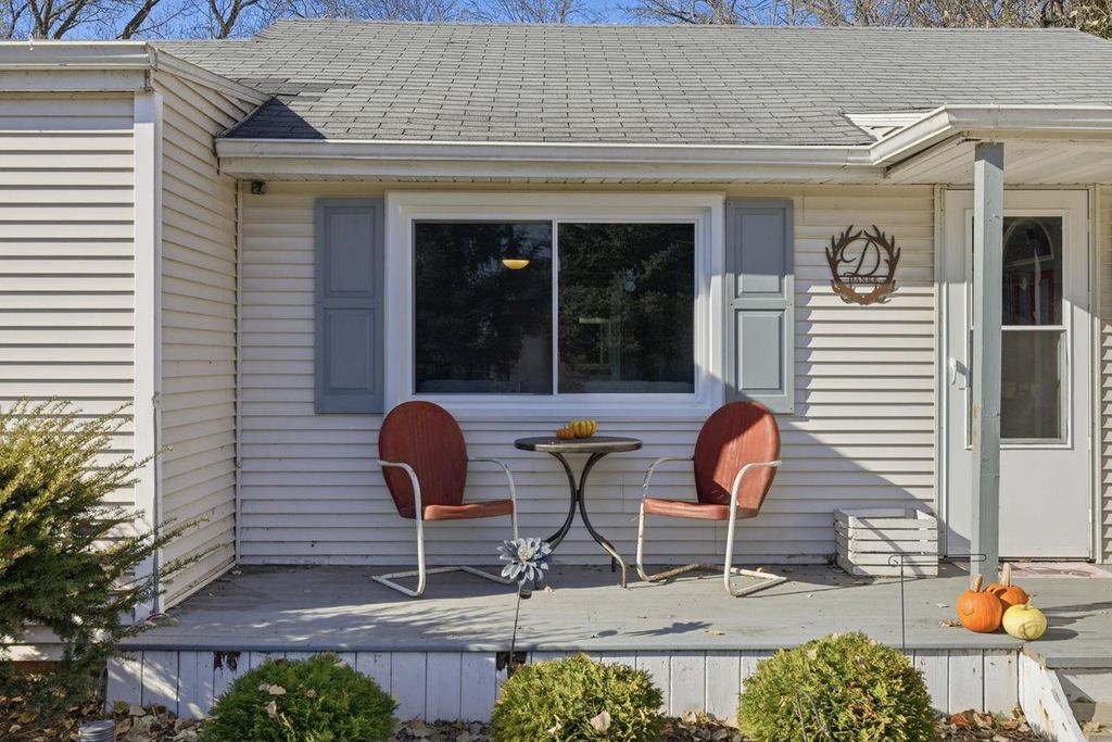 Photo of 2927 Shorewood DRIVE, Oshkosh, WI 54901 (MLS # 50318757)