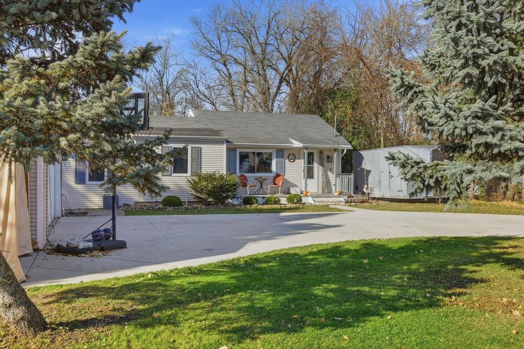 Photo of 2927 Shorewood DRIVE, Oshkosh, WI 54901 (MLS # 50318757)