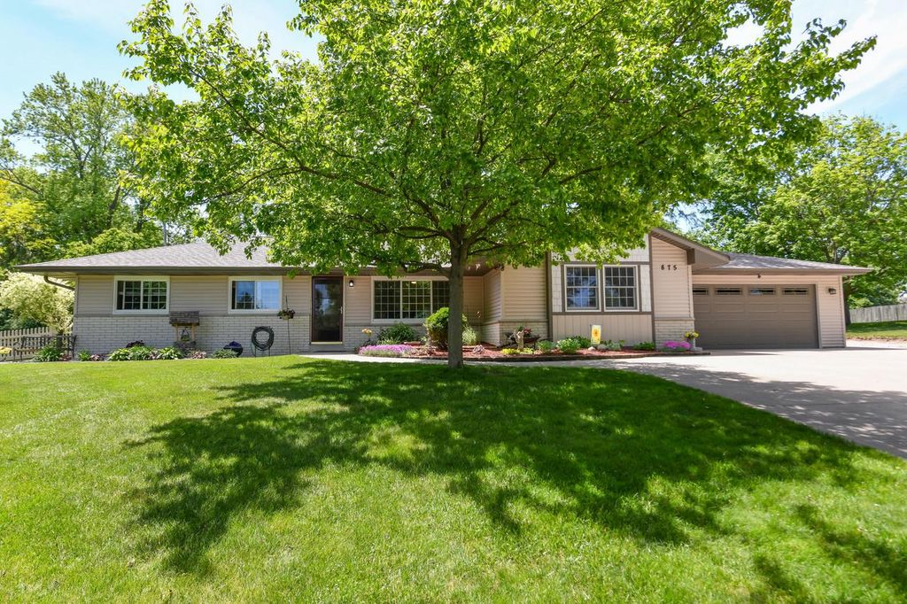Photo of 875 Plateau LANE, Waukesha, WI 53186 (MLS # 1967042)