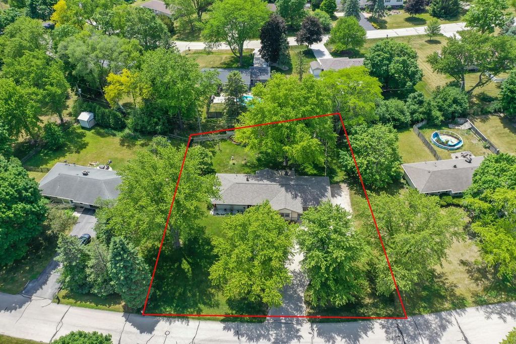 Photo of 875 Plateau LANE, Waukesha, WI 53186 (MLS # 1967042)