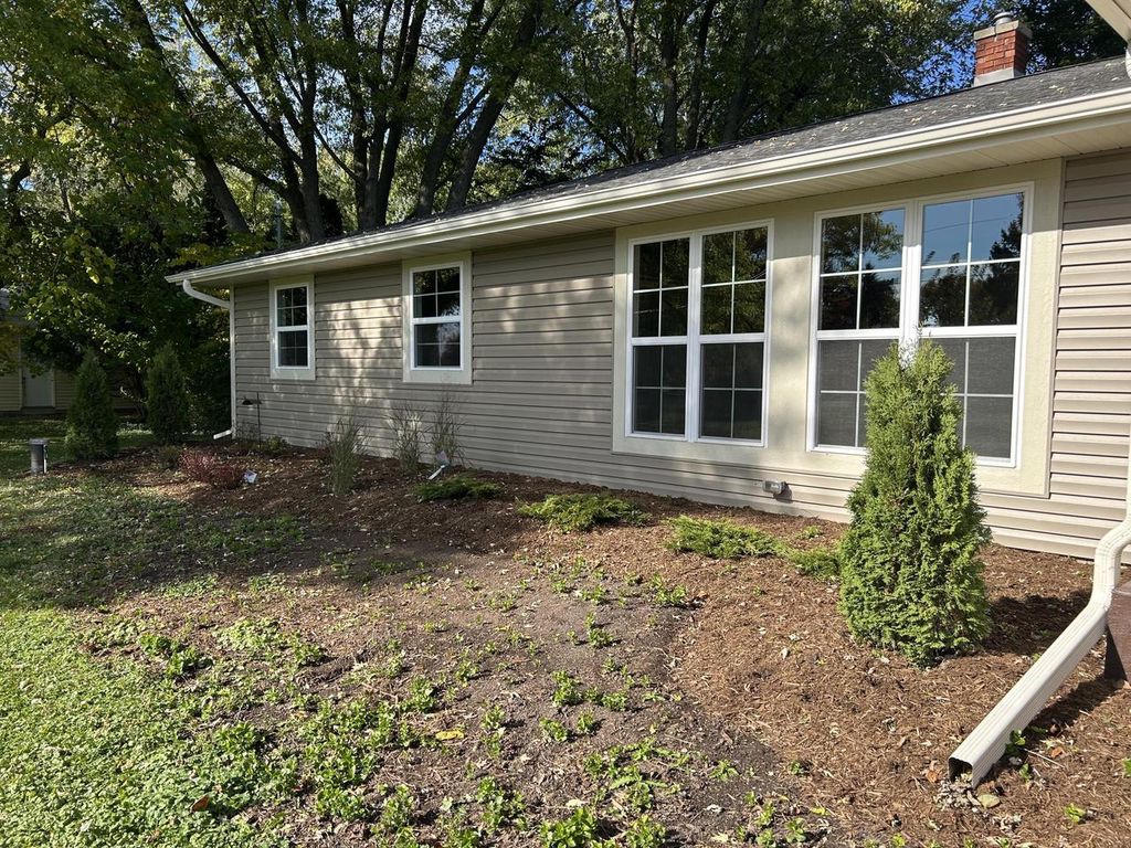 Photo of N35W28682 Old North Shore DRIVE, Pewaukee, WI 53072 (MLS # 1951174)