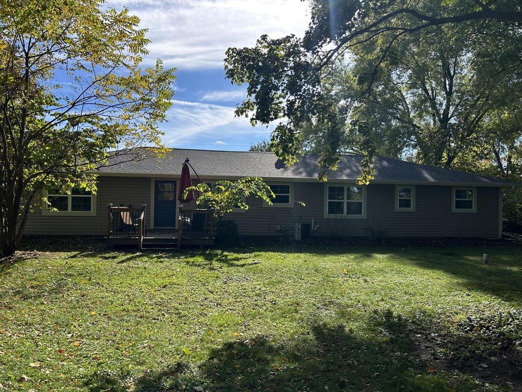 Photo of N35W28682 Old North Shore DRIVE, Pewaukee, WI 53072 (MLS # 1951174)