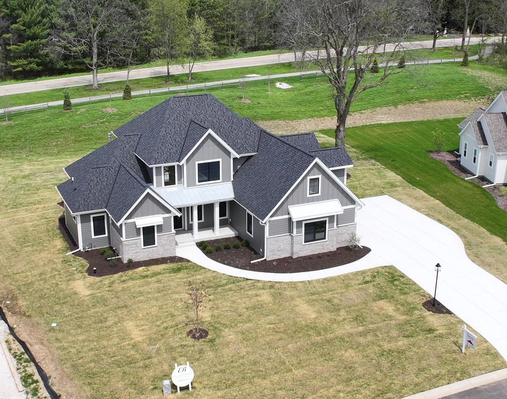 Photo of 254 River Oaks CIRCLE, Delafield, WI 53018 (MLS # 1960193)