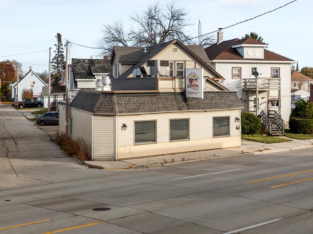 Photo of 1733-1735 Calumet DRIVE, Sheboygan, WI 53081 (MLS # 2035358)