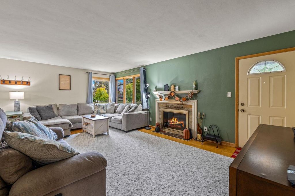 Photo of 1011 E Wabash AVENUE, Waukesha, WI 53186 (MLS # 1956786)