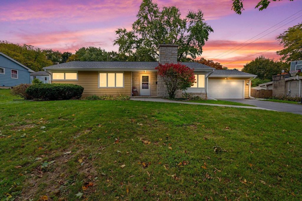 Photo of 1011 E Wabash AVENUE, Waukesha, WI 53186 (MLS # 1956786)