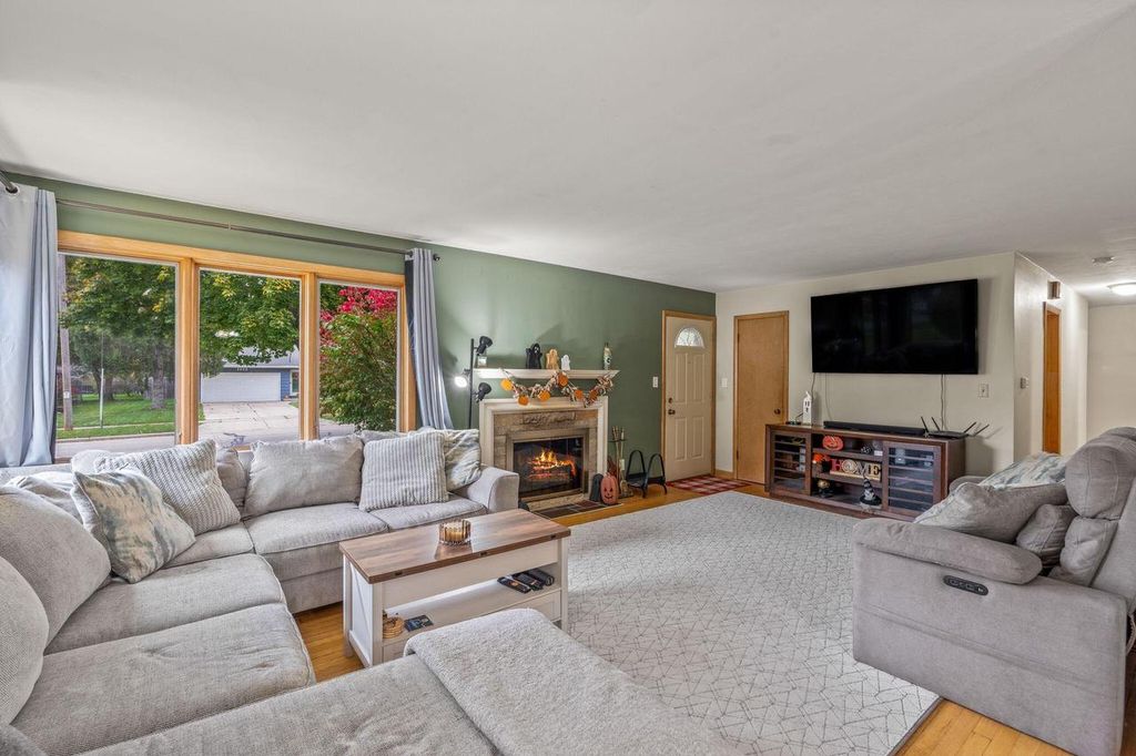 Photo of 1011 E Wabash AVENUE, Waukesha, WI 53186 (MLS # 1956786)