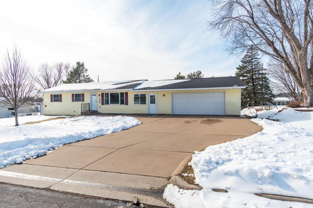 Photo of 1329 Johnson STREET, Onalaska, WI 54650 (MLS # 1952087)