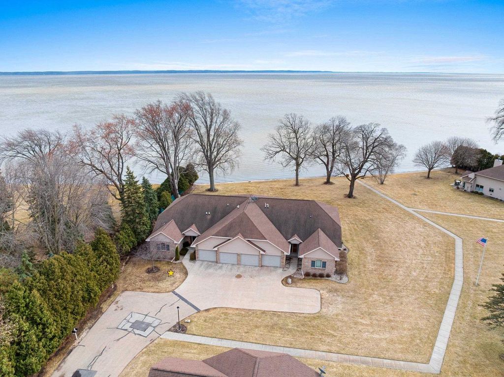 Photo of 957 Brighton DRIVE, Menasha, WI 54952 (MLS # 50322512)