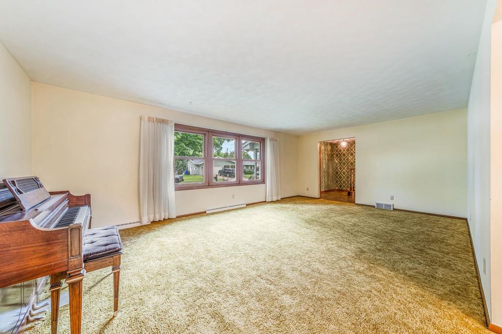 Photo of 2101 N Birchwood AVENUE, Appleton, WI 54914 (MLS # 50327862)