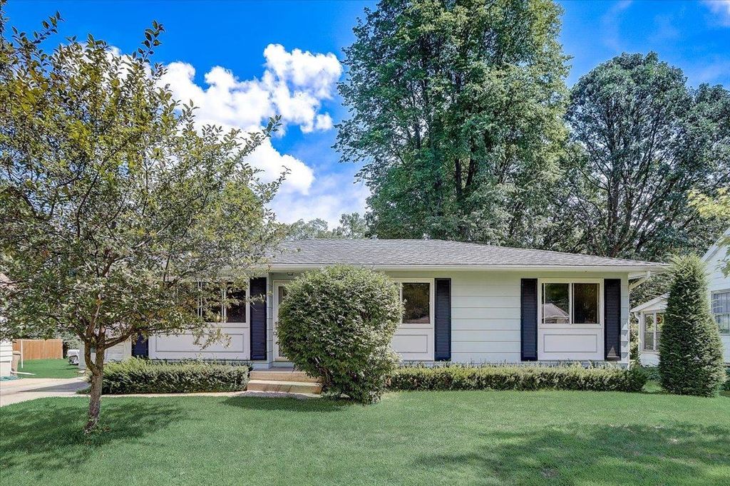 Photo of 1420 W Larkspur LANE, River Hills, WI 53217 (MLS # 1943694)