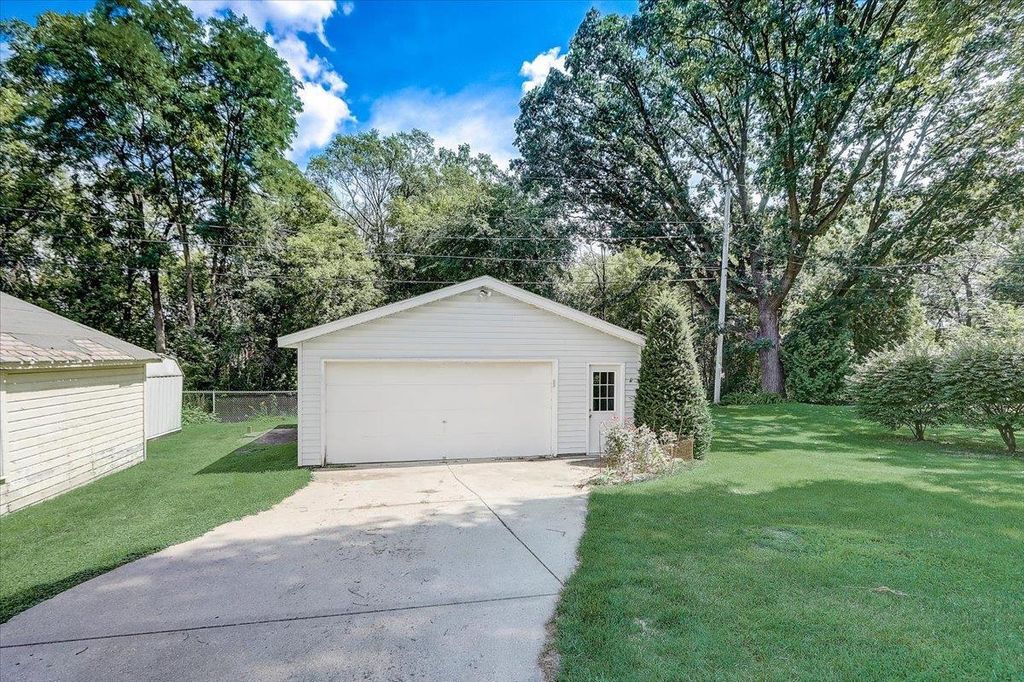 Photo of 1420 W Larkspur LANE, River Hills, WI 53217 (MLS # 1943694)