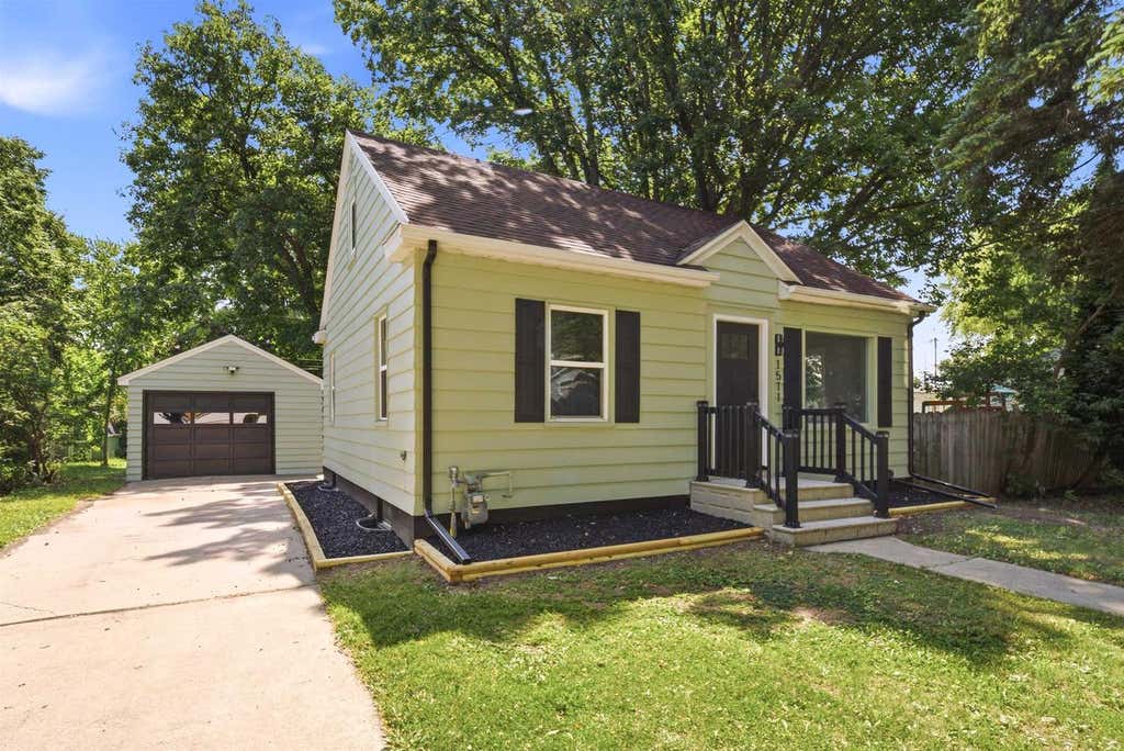 Photo of 1511 10th AVENUE, Green Bay, WI 54304 (MLS # 50329759)