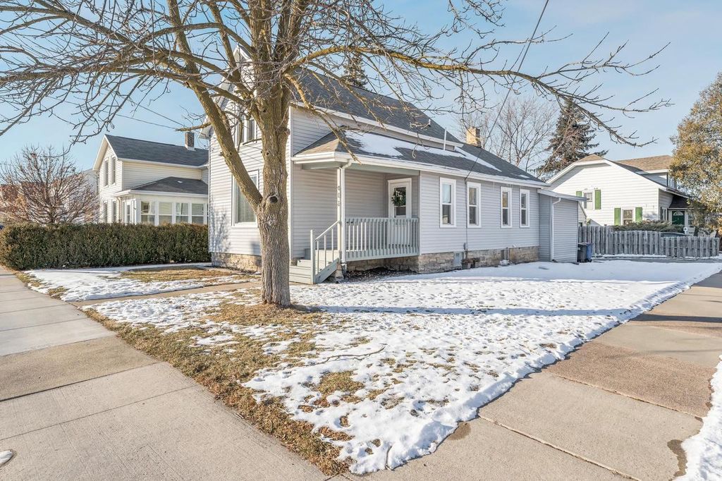 Photo of 402 W 10th AVENUE, Oshkosh, WI 54902 (MLS # 50320755)