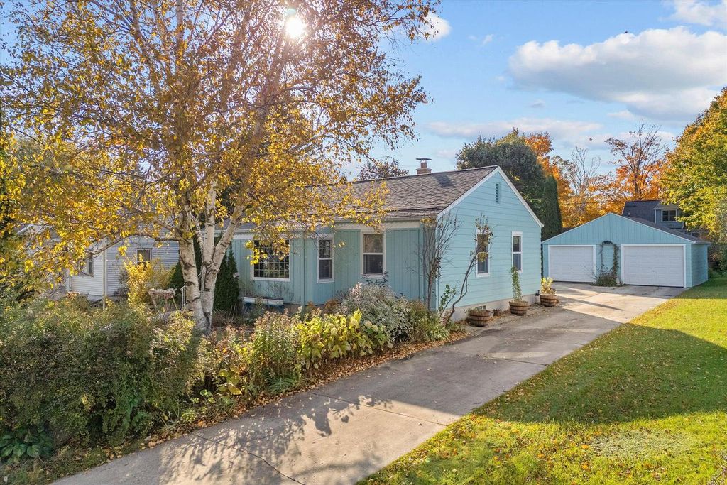 Photo of 1109 7th AVENUE, Grafton, WI 53024 (MLS # 1941250)