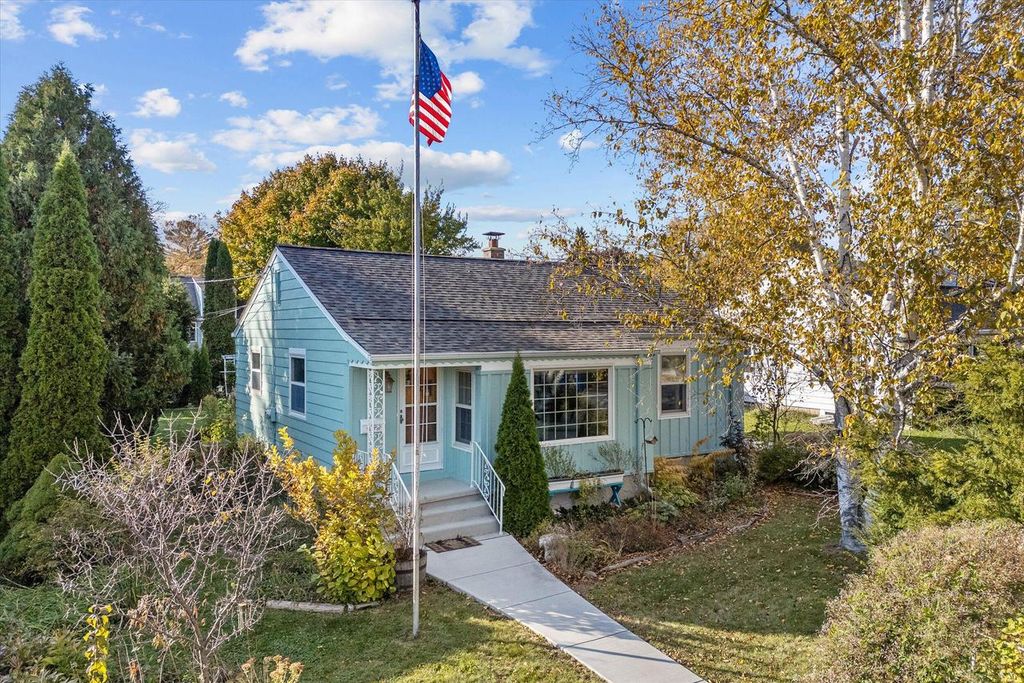 Photo of 1109 7th AVENUE, Grafton, WI 53024 (MLS # 1941250)