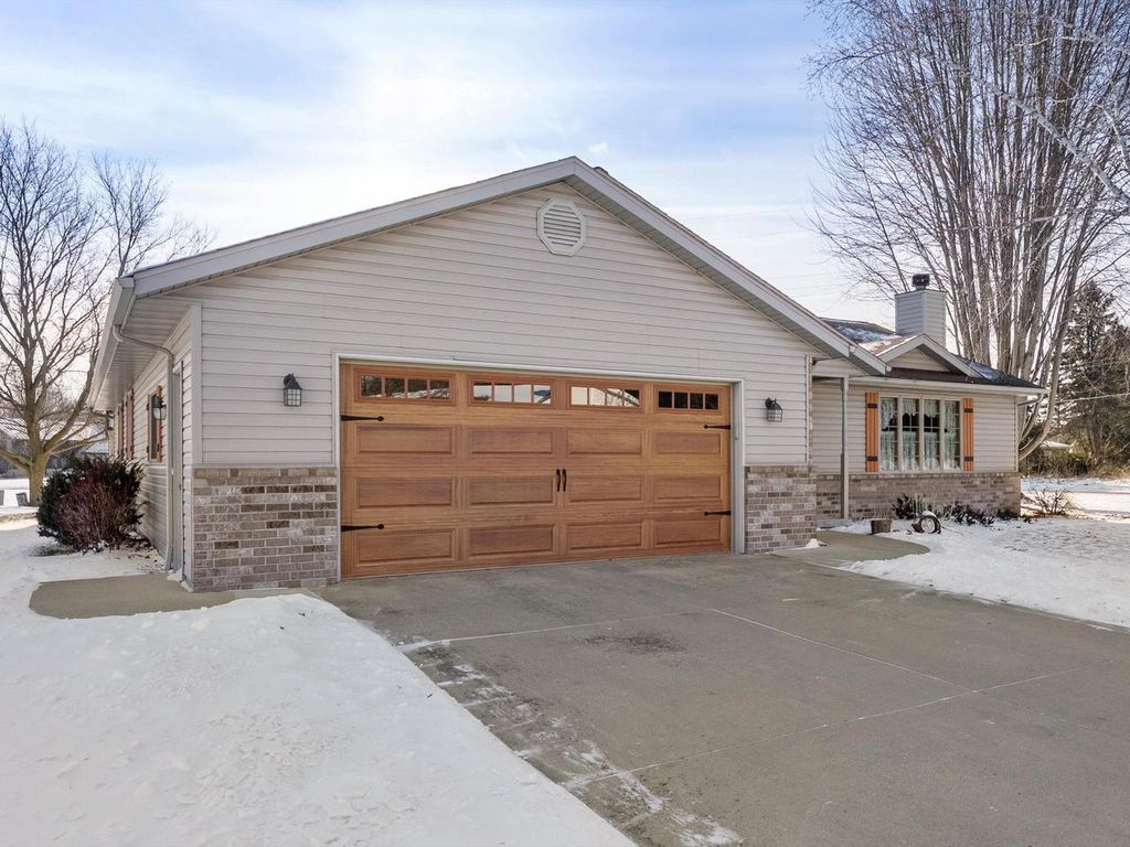 Photo of 501 River Bluff DRIVE, Manitowoc, WI 54220 (MLS # 1948304)