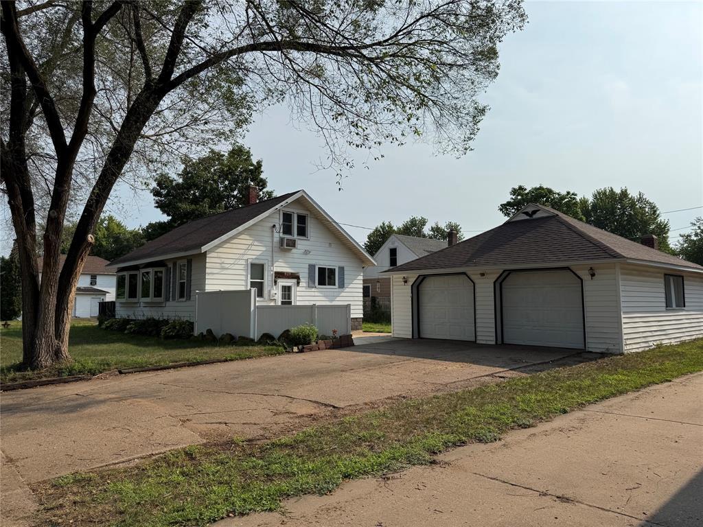 Photo of 819 Platt STREET, Eau Claire, WI 54703 (MLS # 1603746)