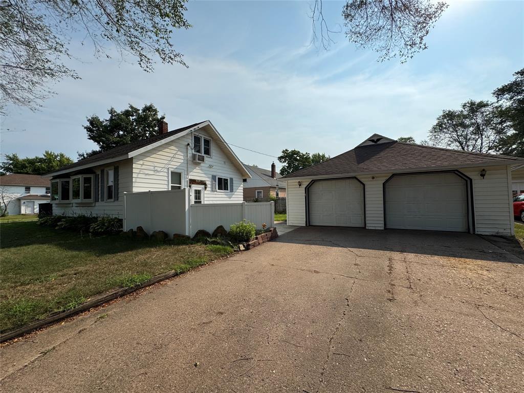 Photo of 819 Platt STREET, Eau Claire, WI 54703 (MLS # 1603746)