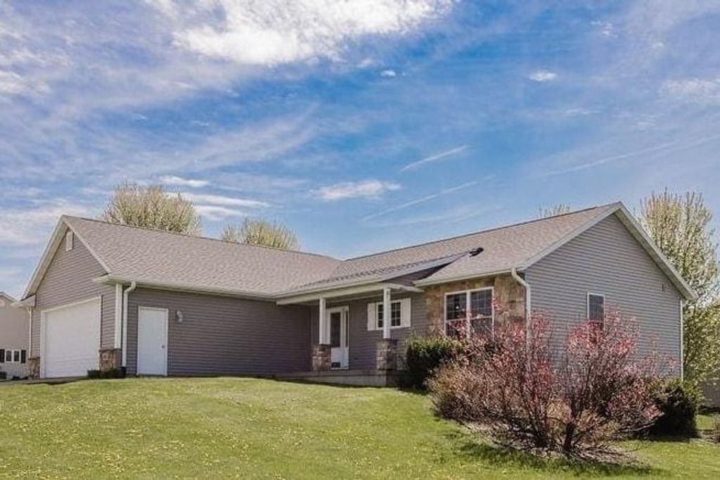 Photo of 905 Heather LANE, Platteville, WI 53818 (MLS # 2022069)
