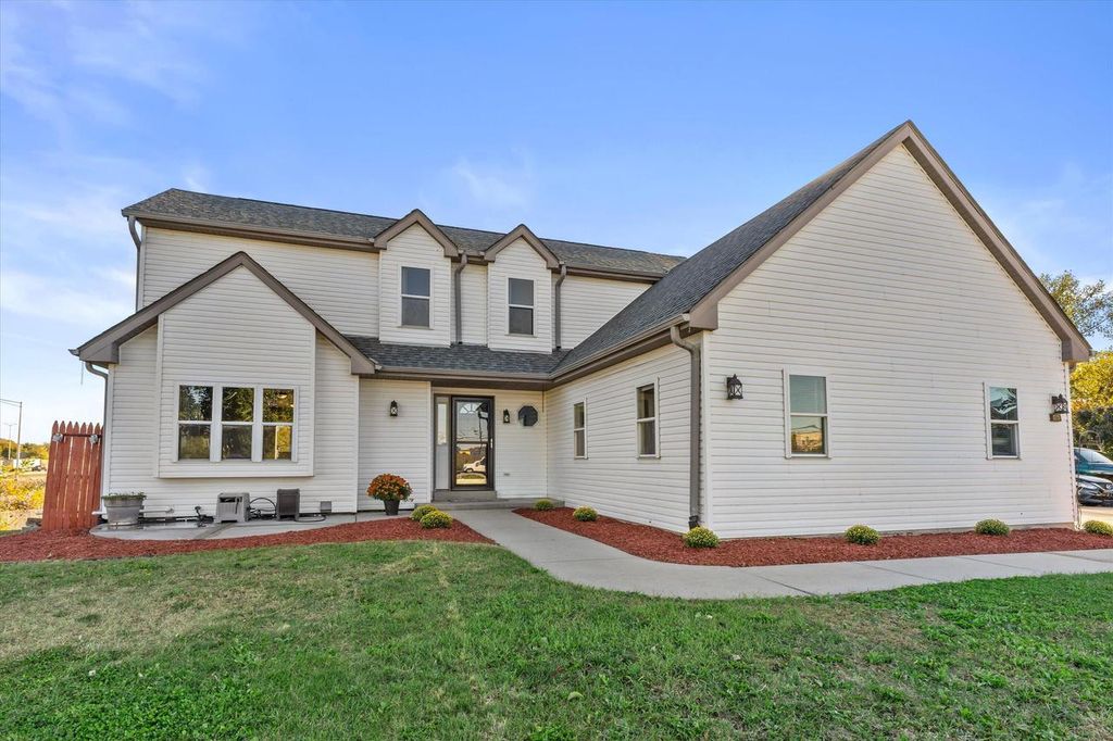 Photo of 1741 W Drexel AVENUE, Oak Creek, WI 53154 (MLS # 1937963)