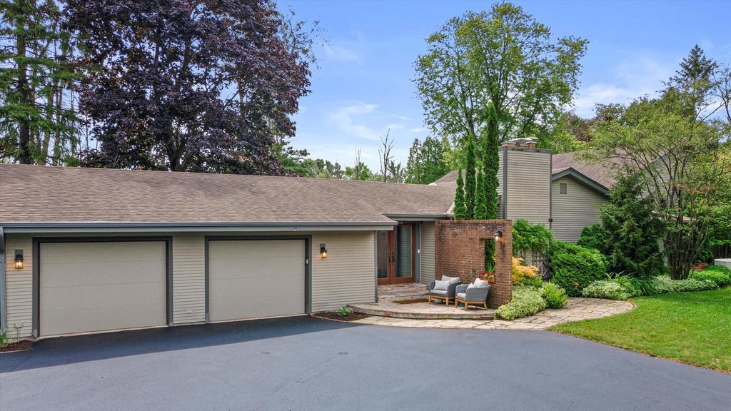 Photo of 1465 W County Line ROAD, River Hills, WI 53217 (MLS # 1934689)