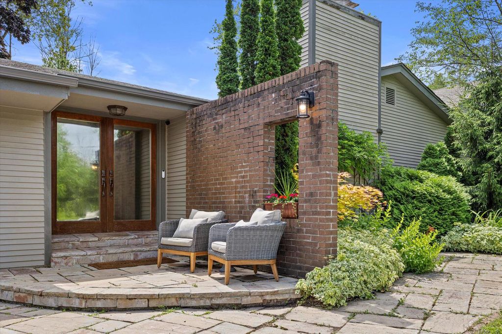 Photo of 1465 W County Line ROAD, River Hills, WI 53217 (MLS # 1934689)