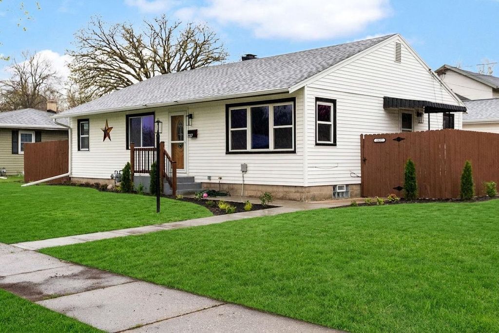 Photo of 1027 Thomas STREET, Janesville, WI 53545 (MLS # 2021996)