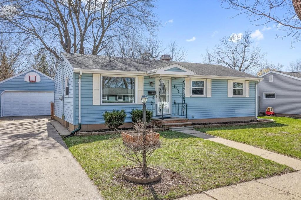 Photo of 1313 San Jose PLACE, Green Bay, WI 54303 (MLS # 50324056)