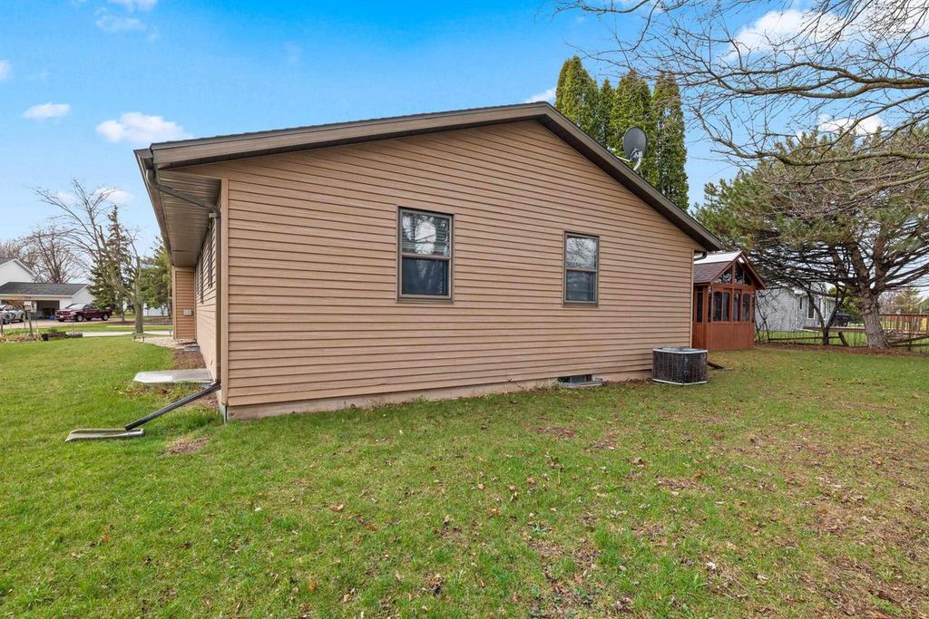 Photo of 1138 Trailwood DRIVE, De Pere, WI 54115 (MLS # 50323877)