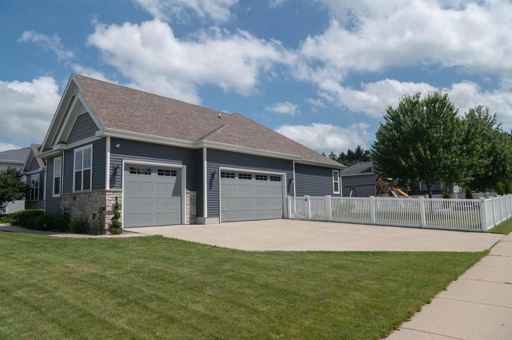 Photo of 513 Chads CROSSING, Verona, WI 53593 (MLS # 2027288)