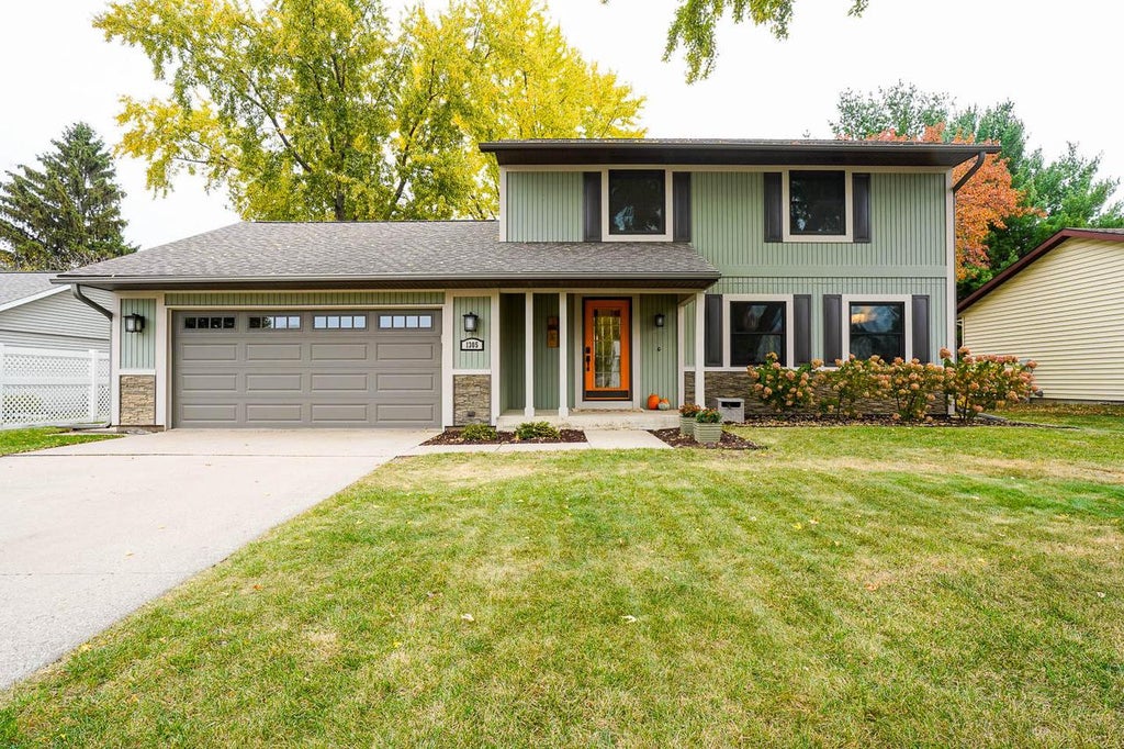 Photo of 1305 Meadow LANE, Onalaska, WI 54650 (MLS # 1986480)