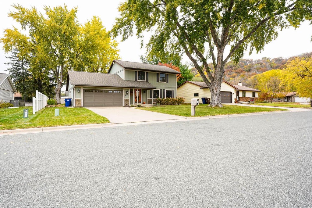 Photo of 1305 Meadow LANE, Onalaska, WI 54650 (MLS # 1986480)