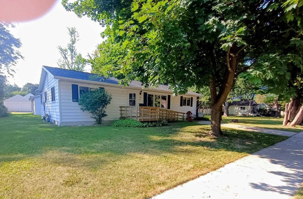 Photo of 135 Robert STREET, Clintonville, WI 54929 (MLS # 50333892)