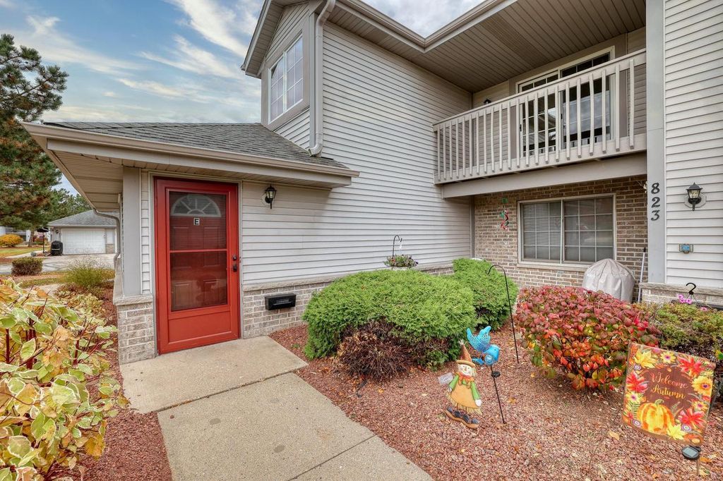 Photo of 823 Quinlan DRIVE #E, Pewaukee, WI 53072 (MLS # 1941945)