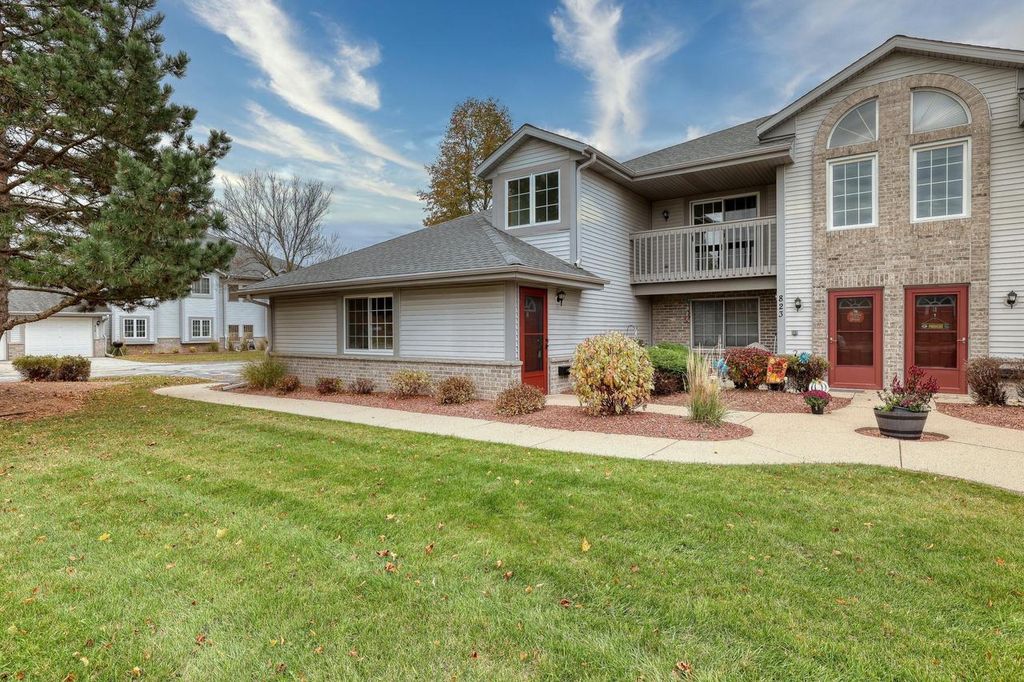 Photo of 823 Quinlan DRIVE #E, Pewaukee, WI 53072 (MLS # 1941945)