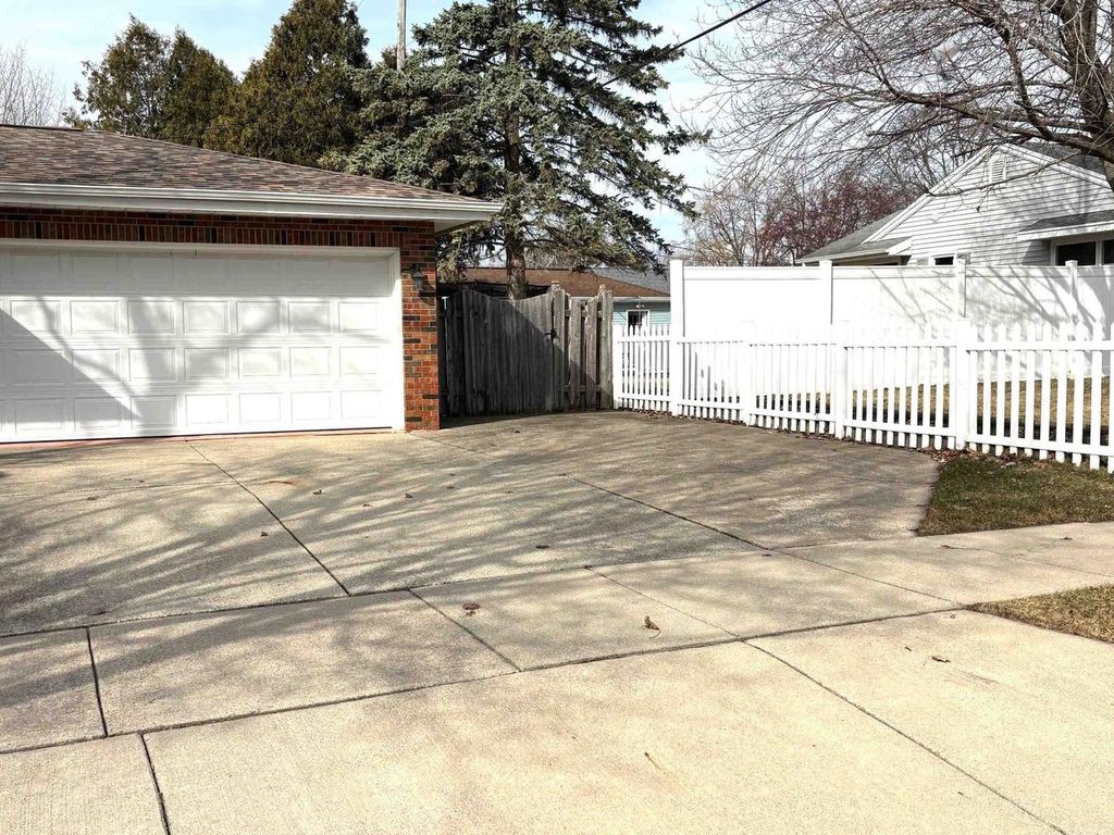 Photo of 1931 N Summit STREET, Appleton, WI 54914 (MLS # 50322278)