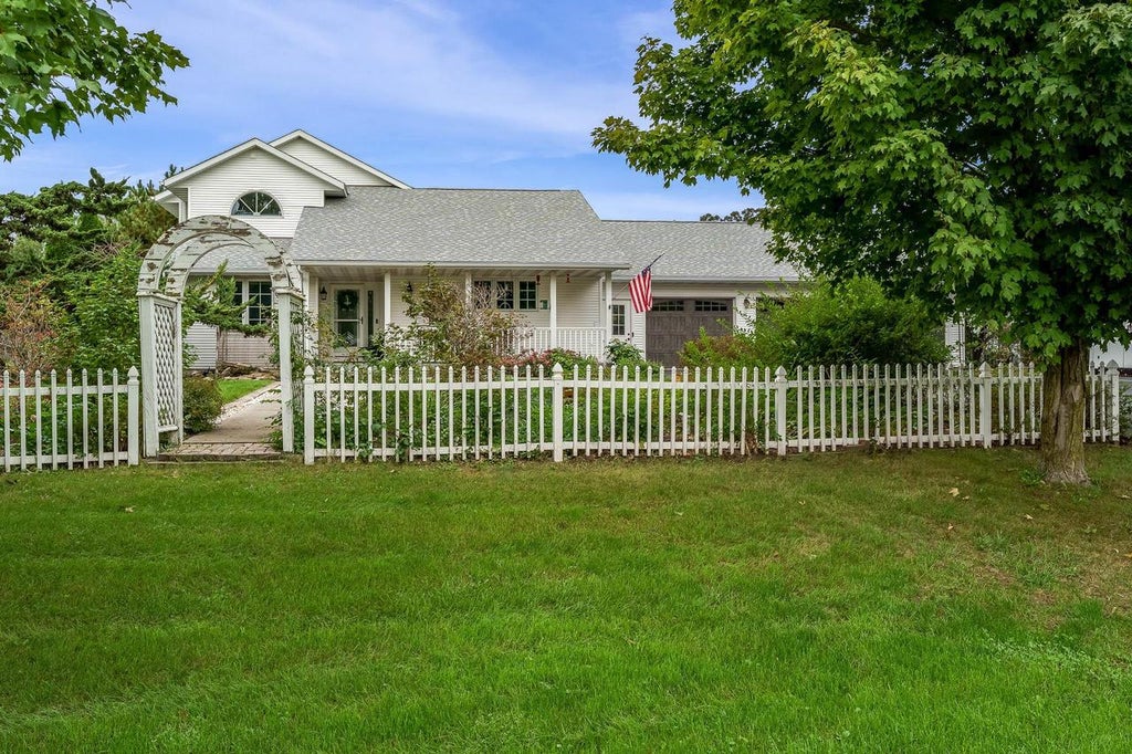 Photo of 10413 N Harold DRIVE, Brooklyn, WI 53536 (MLS # 2032748)
