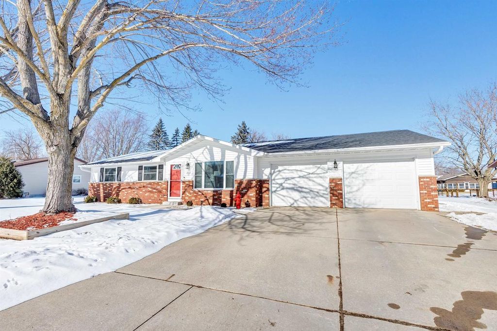 Photo of 203 E Glenbrook DRIVE, Pulaski, WI 54162 (MLS # 50320787)