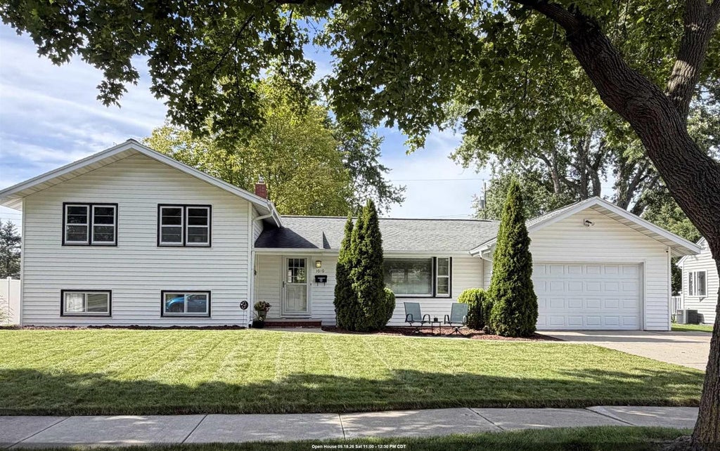 Photo of 1010 Robin STREET, De Pere, WI 54115 (MLS # 50332855)