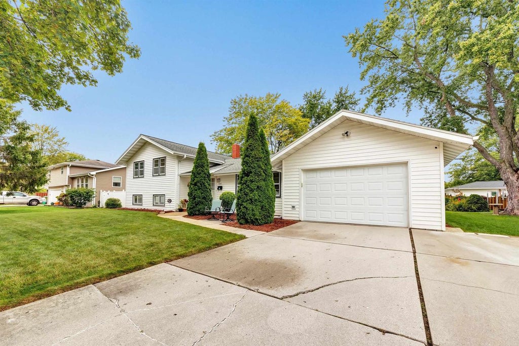 Photo of 1010 Robin STREET, De Pere, WI 54115 (MLS # 50332855)