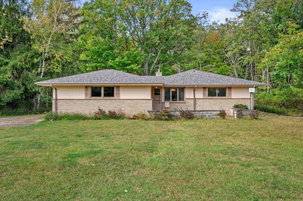 Photo of 9431 N Sleepy Hollow LANE, Bayside, WI 53217 (MLS # 1939485)