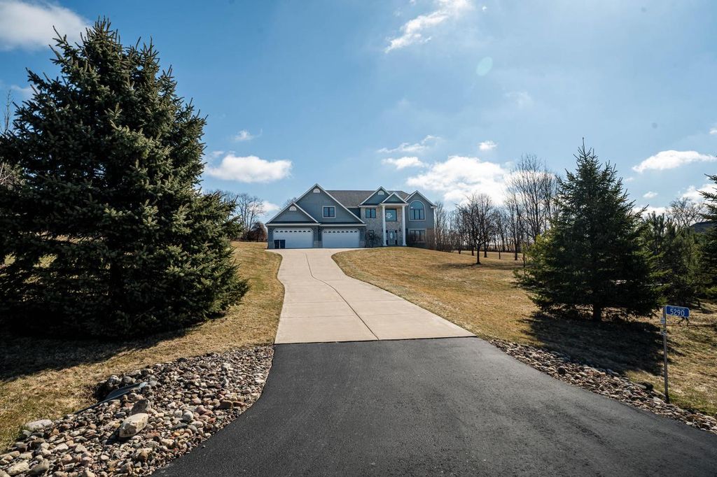 Photo of 5290 Fawn TRAIL, Hartford, WI 53027 (MLS # 1955683)